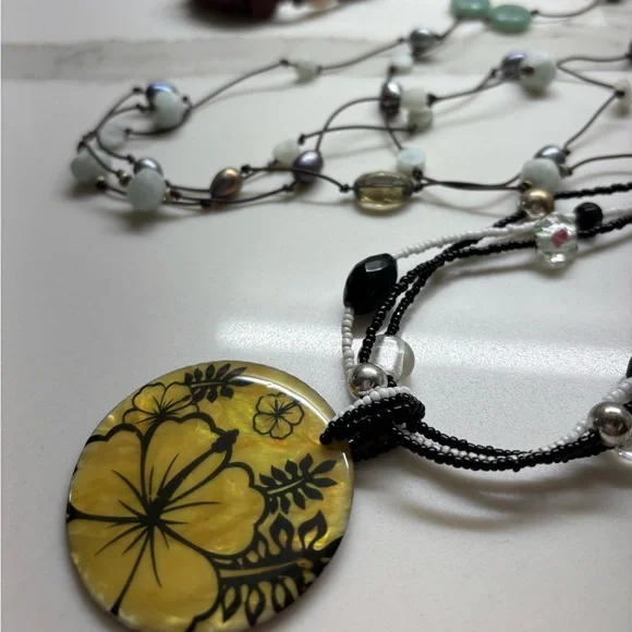 Lot of Beaded Jewelry - Picture 4 of 6